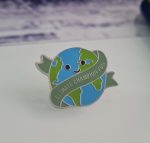 Pin metalico Día de la tierra - Imagen 2